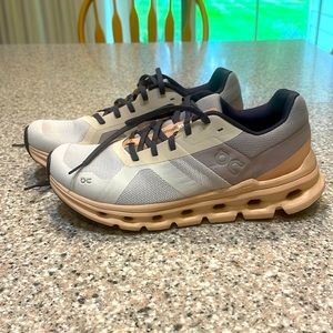 Cloud runner “frost” size 8